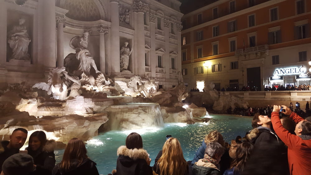 Rom bei Nacht: Trevi Brunnen