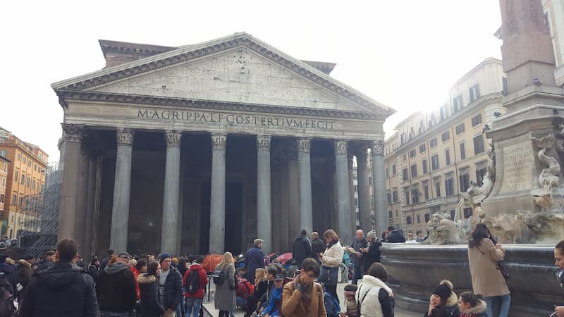 Besucherströme vorm Pantheon in Rom