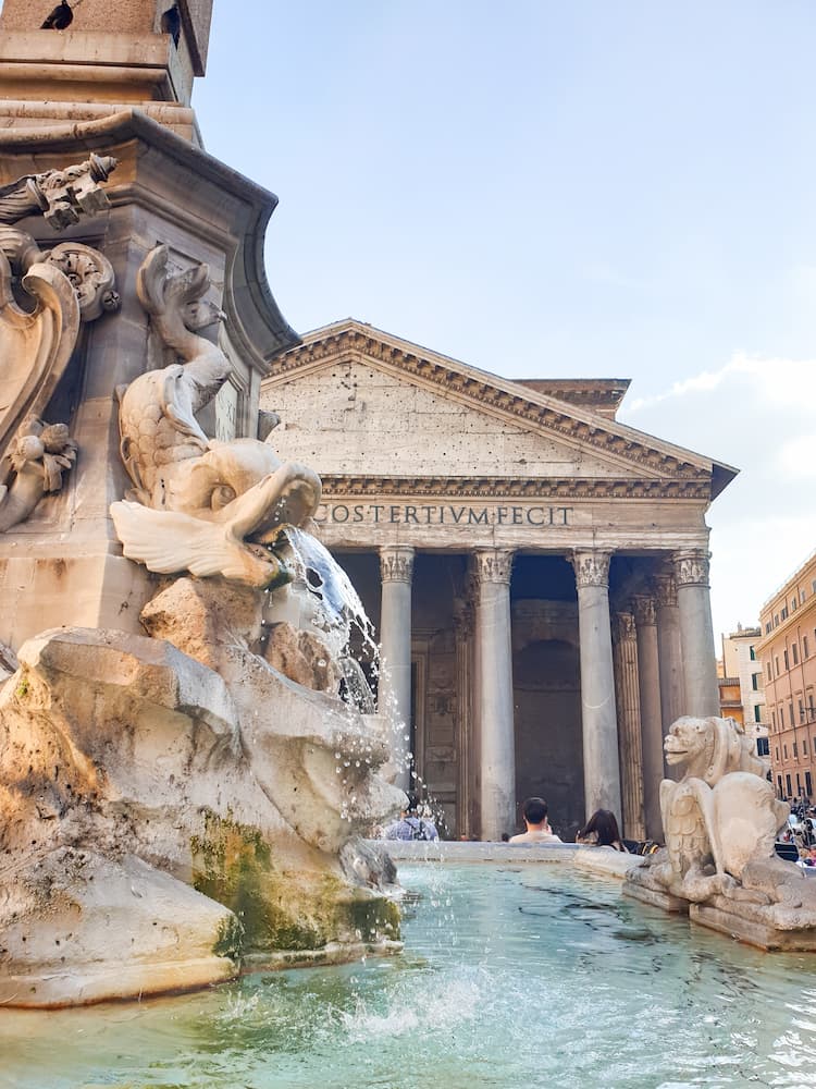 Tipps für Rom - Bild zeigt Brunnen im Vordergrund mit Pantheon dahinter