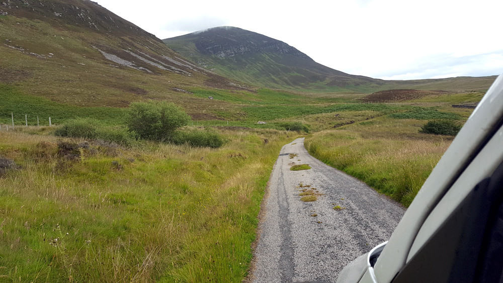 In der Einsamkeit der Highlands fahren und übernachten