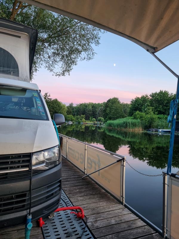 Abendstimmung - Camping auf dem Wasser in Burgwall
