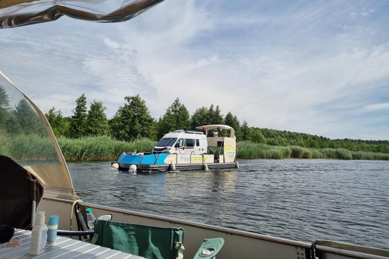 Boot mit Wohnmobil auf der Havel