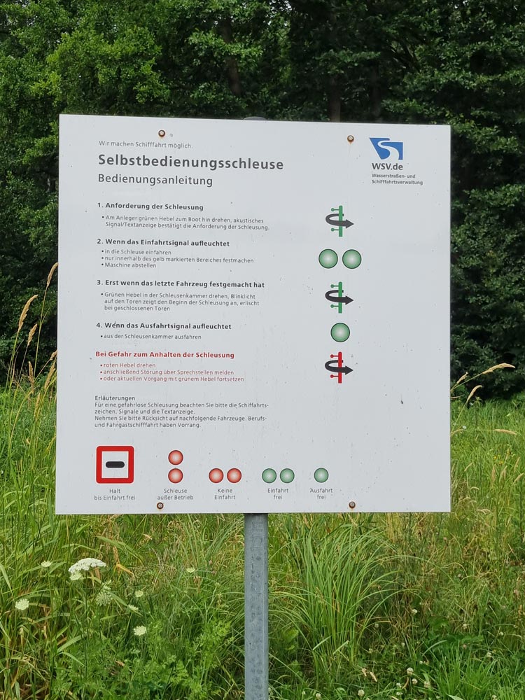 Infotafel der Selbstbedienungsschleuse
