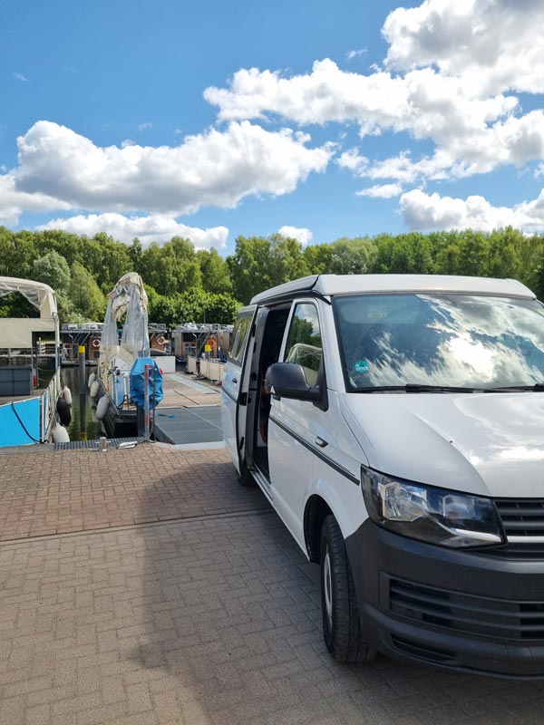 VW-Bus kurz vorm Verladen