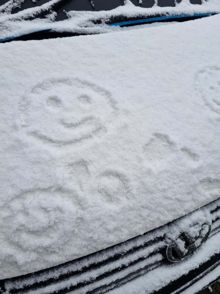 Schnee auf der Motorhaube