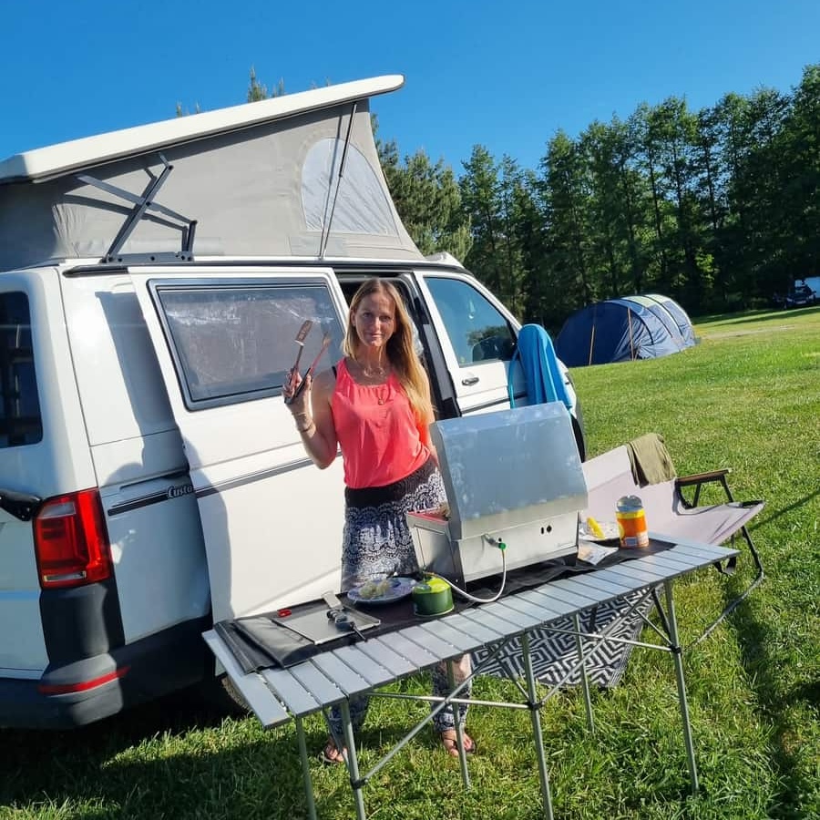 Bernhard Jones Grill vorm VW-Bus