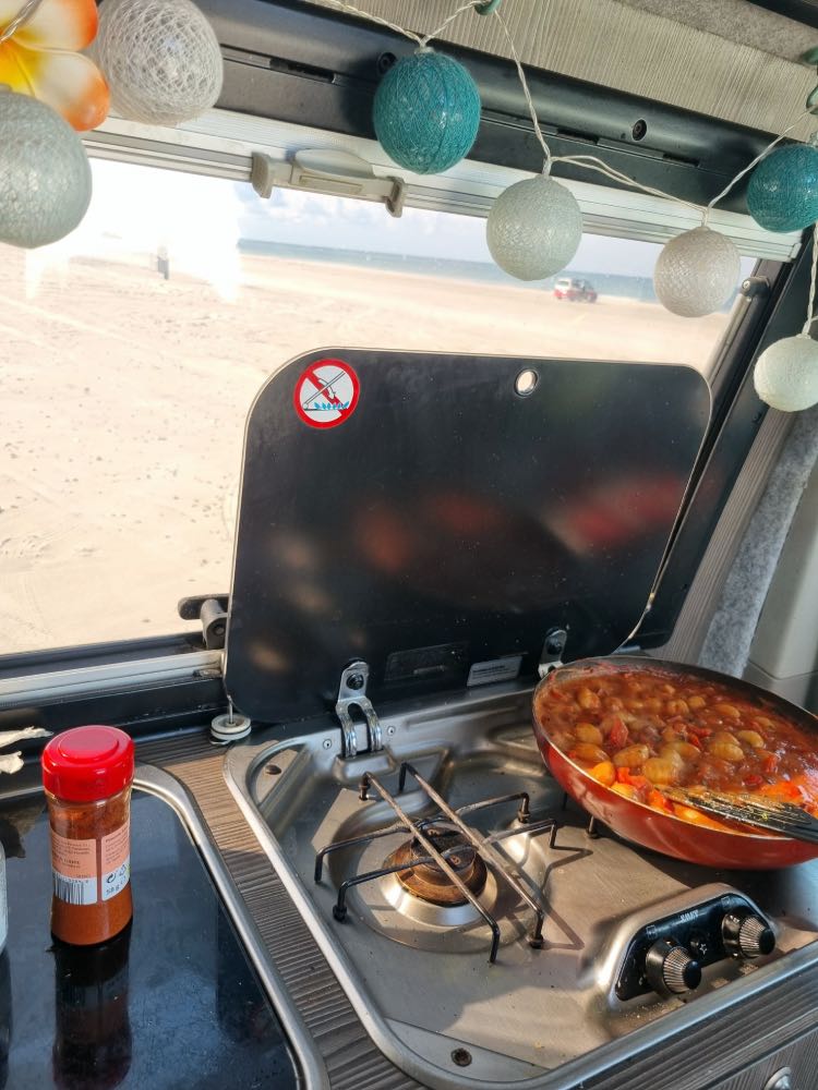 VW-Bus Küche mit Topf auf dem Herd