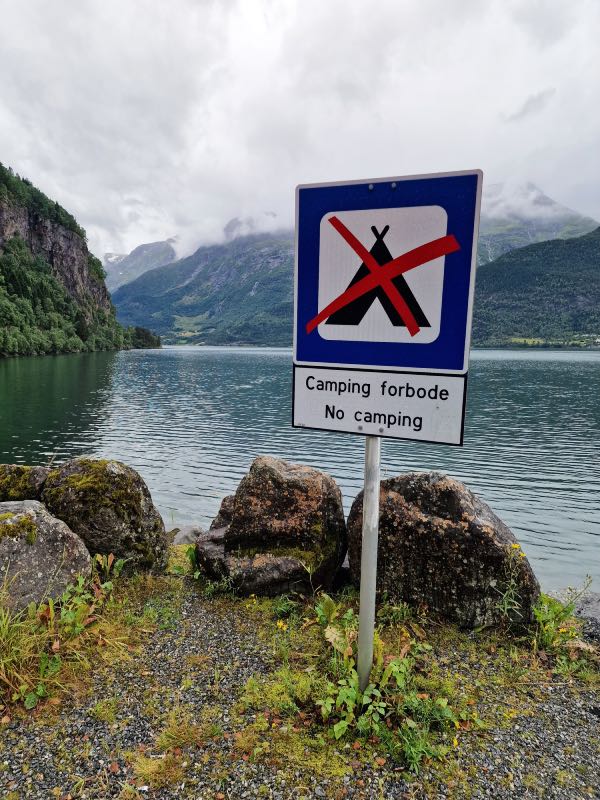 No Camping Schild